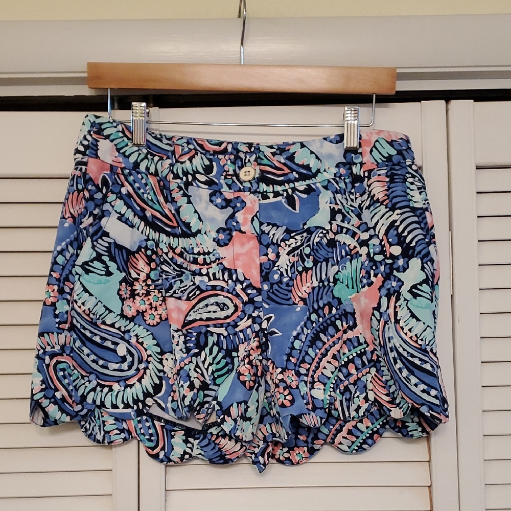 Crown & Ivy Shelby Scalloped Hem Floral Shorts, Size 8